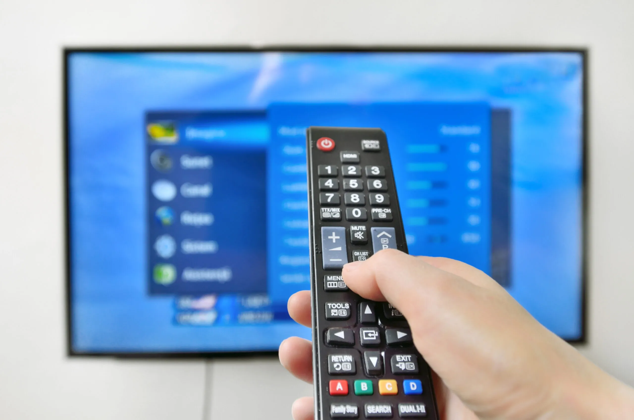 Einrichten eines Smart TVs und Sendersuchlauf