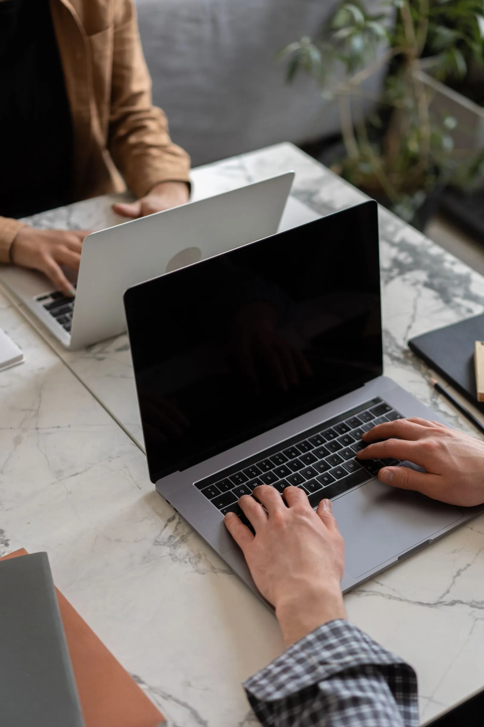 Hände tippen auf einem Laptop