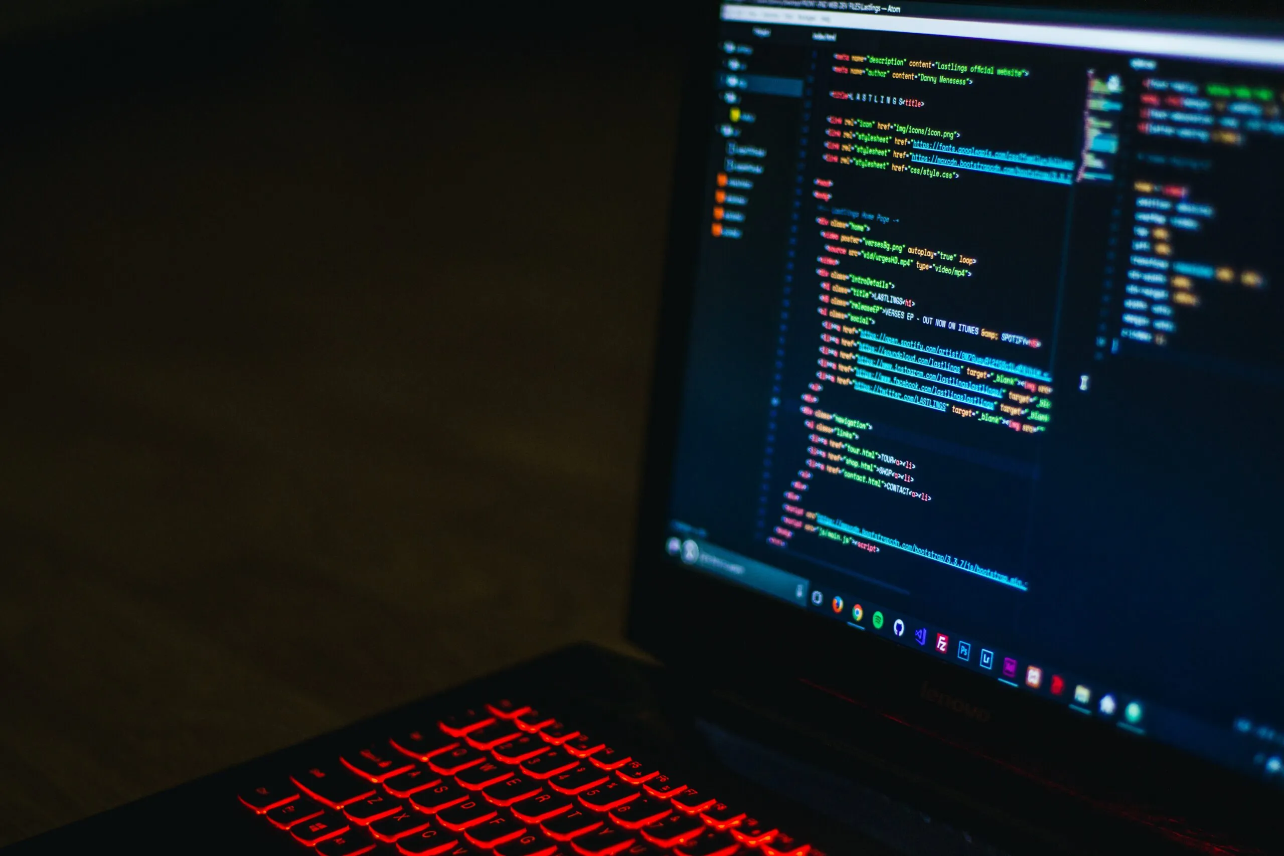 Bildschirm mit Code – Netzwerk- und IT-Support